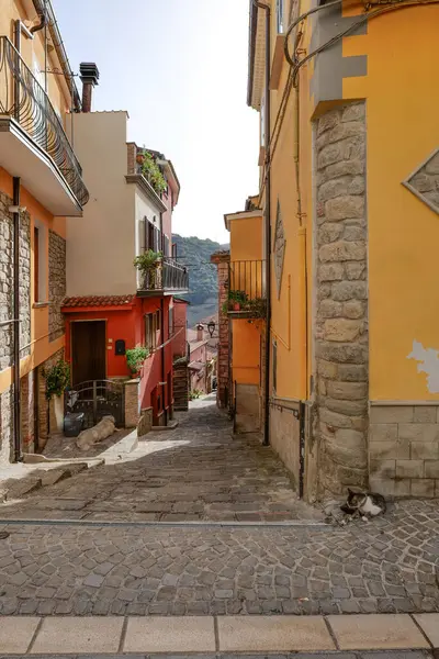 İtalya 'nın Basilicata kentindeki Ermenistan' ın eski evleri arasında bir sokak..