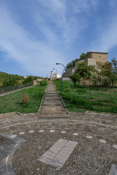 İtalya, Basilicata 'da bir köy olan Ermento çevresindeki manzara.