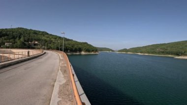 İtalya 'nın Basilicata dağlarındaki yapay bir gölden yapılan Pertusillo barajının manzarası.