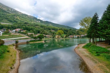 İtalya 'nın Basilicata dağlarındaki Sirino gölünün manzarası.