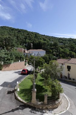 Lazio, İtalya 'daki Settefrati' nin eski evleri arasında bir sokak..