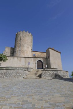 Moliterno 'da bir ortaçağ şatosu, İtalya, Basilicata' da bir köy..