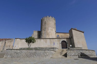 Moliterno 'da bir ortaçağ şatosu, İtalya, Basilicata' da bir köy..