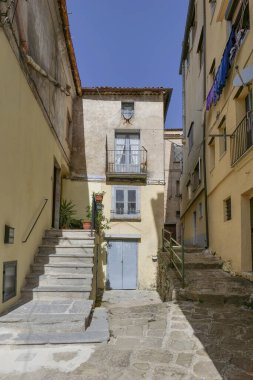 İtalya, Basilicata 'da küçük bir kasaba olan Moliterno' nun eski evleri arasında küçük bir sokak..