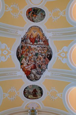 Rotonda 'da bir kilisenin içi, İtalya' da Basilicata 'da bir köy..