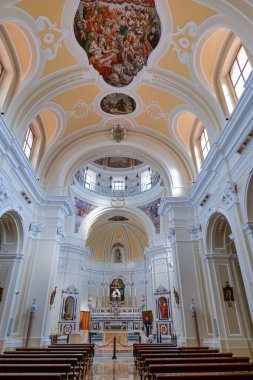 Rotonda 'da bir kilisenin içi, İtalya' da Basilicata 'da bir köy..