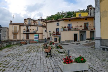 İtalya, Basilicata 'da küçük bir kasaba olan Rotonda' daki eski evlerin arasında bir sokak..