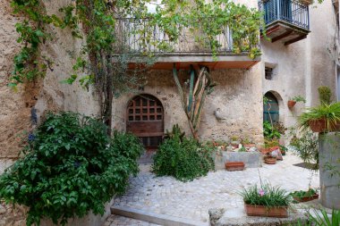 Alvito 'da eski bir evin önünde küçük bir bahçe, Lazio, İtalya' da bir ortaçağ köyü..