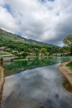 İtalya 'nın Basilicata dağlarındaki Sirino gölünün manzarası.