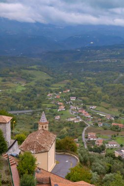  İtalya, Basilicata 'da bir köy olan Castelluccio Superiore' un manzarası.