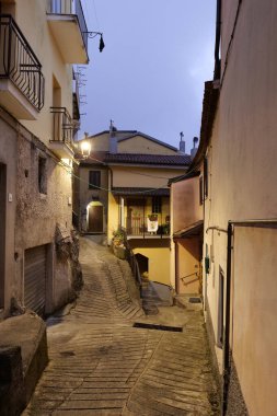 İtalya, Basilicata 'da küçük bir köy olan Castelluccio Superiore' un karakteristik bir caddesi..