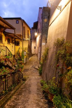 İtalya, Basilicata 'da küçük bir köy olan Castelluccio Superiore' un karakteristik bir caddesi..