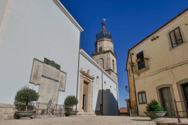 İtalya 'nın Molise kentindeki Sepino köyünün eski evleri arasında bir yol var..