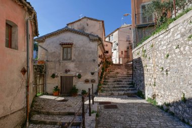 İtalya 'nın Molise kentindeki Sepino köyünün eski evleri arasında bir yol var..