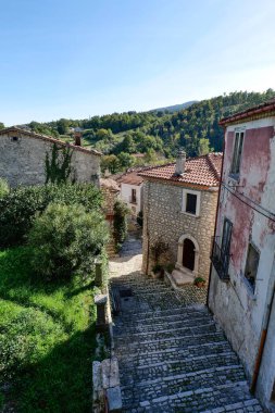 İtalya 'nın Molise kentindeki Sepino köyünün eski evleri arasında bir yol var..