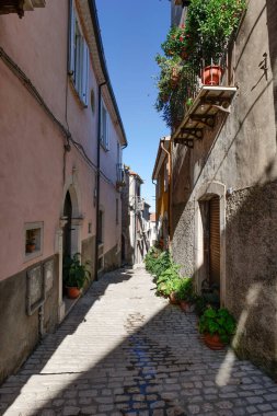 İtalya 'nın Molise kentindeki Sepino köyünün eski evleri arasında bir yol var..
