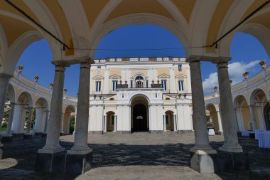 İtalya 'nın Ercolano kentinde 18. yüzyıldan kalma bir saray olan Villa Campolieto' nun ön cephesi..