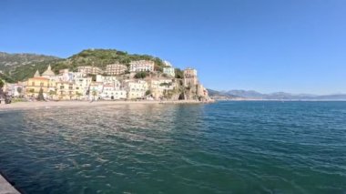 İtalya 'nın Amalfi Sahili' nde küçük bir balıkçı kasabası olan Cetara 'nın sahil manzarası ve evleri.