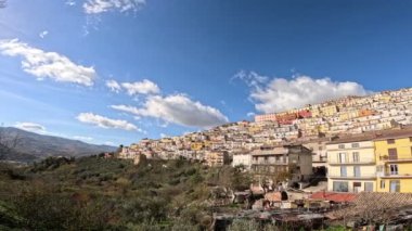 İtalya 'nın Campania kentindeki Calitri köyünün panoramik manzarası.