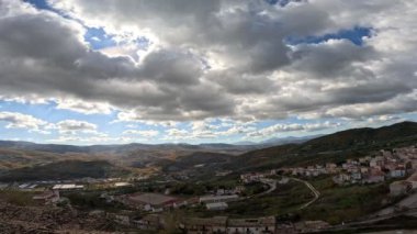 İtalya 'nın Campania kentindeki Calitri köyünün panoramik manzarası.