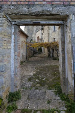 Eski Calitri 'de bir sokak, İtalya' nın Avellino eyaletinde hayalet bir kasaba..