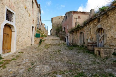 Eski Calitri 'de bir sokak, İtalya' nın Avellino eyaletinde hayalet bir kasaba..