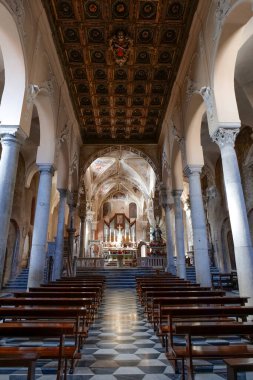 İtalya 'nın Lazio şehrinde, Minturno' da bir ortaçağ kilisesinin içinde..