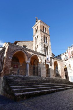 İtalya, Lazio 'da bir kasaba olan Minturno' daki bir ortaçağ kilisesinin cephesi..