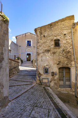 İtalya 'nın Formia kentindeki küçük bir ortaçağ kasabası olan Maranola' nın taş evleri arasında bir ara sokak..