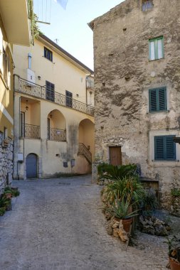 İtalya 'nın Formia kentindeki küçük bir ortaçağ kasabası olan Maranola' nın taş evleri arasında bir ara sokak..