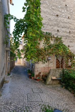 İtalya 'nın Formia kentindeki küçük bir ortaçağ kasabası olan Maranola' nın taş evleri arasında bir ara sokak..