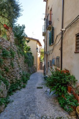 İtalya 'nın Formia kentindeki küçük bir ortaçağ kasabası olan Maranola' nın taş evleri arasında bir ara sokak..