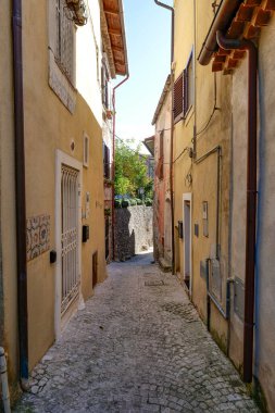 İtalya 'nın Formia kentindeki küçük bir ortaçağ kasabası olan Maranola' nın taş evleri arasında bir ara sokak..