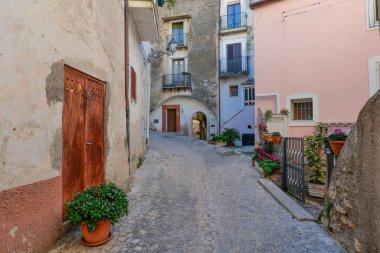 İtalya 'nın Formia kentindeki küçük bir ortaçağ kasabası olan Maranola' nın taş evleri arasında bir ara sokak..