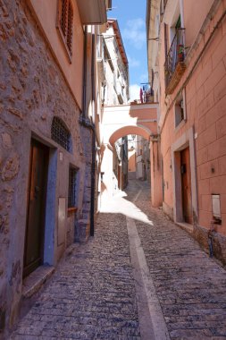 İtalya 'nın Formia kentindeki küçük bir ortaçağ kasabası olan Maranola' nın taş evleri arasında bir ara sokak..