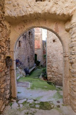 İtalya 'nın Formia kentindeki küçük bir ortaçağ kasabası olan Maranola' nın taş evleri arasında bir ara sokak..