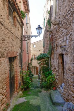 İtalya 'nın Formia kentindeki küçük bir ortaçağ kasabası olan Maranola' nın taş evleri arasında bir ara sokak..