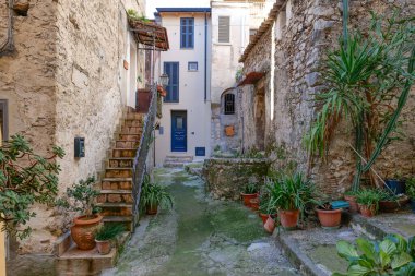 İtalya 'nın Formia kentindeki küçük bir ortaçağ kasabası olan Maranola' nın taş evleri arasında bir ara sokak..