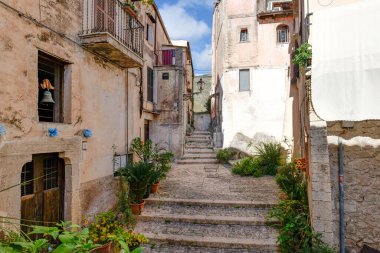 İtalya 'nın Formia kentindeki küçük bir ortaçağ kasabası olan Maranola' nın taş evleri arasında bir ara sokak..