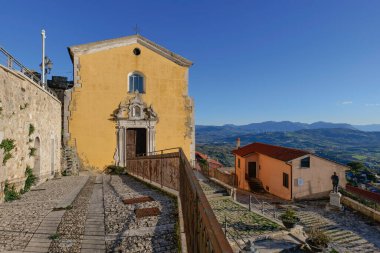 Morra de Santis 'te bir kilise, İtalya' nın Campania şehrinde küçük bir kasaba..