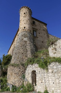 İtalya 'nın Salerno eyaletindeki bir köyde yıkılmış bir ortaçağ şatosu..