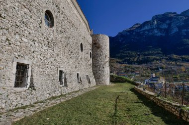 Salerno ilindeki bir köyde ortaçağ şatosunun duvarları..