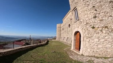  Salerno ilindeki bir köyde ortaçağ şatosunun duvarları..