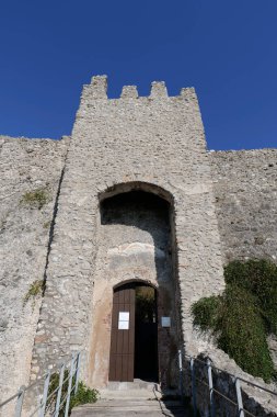 İtalya 'nın Salerno şehrindeki bir ortaçağ şatosunun kapısı..