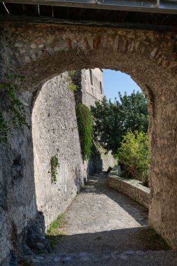 İtalya 'nın Salerno şehrindeki bir ortaçağ şatosunun kapısı..