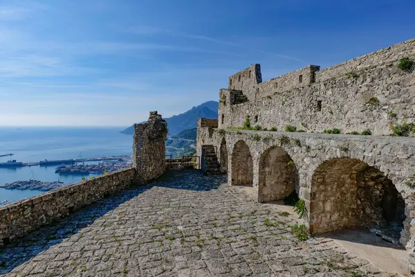İtalya 'daki bir şatonun harabelerinden Salerno şehri manzarası.