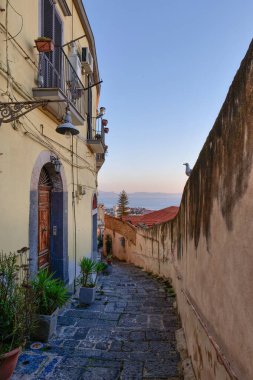 İtalya 'nın Napoli şehrinin tarihi bir bölgesinin eski evleri arasında bir sokak..