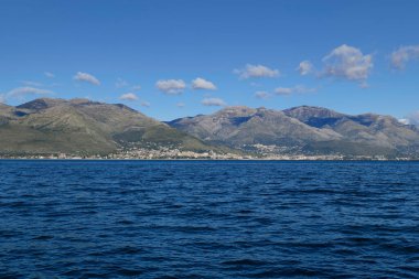 İtalya 'nın Lazio bölgesindeki tarihi bir kasabadan Gaeta Körfezi manzarası.