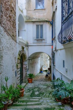 İtalya 'nın Gaeta kentindeki tarihi bir bölgenin eski evleri arasında bir sokak..