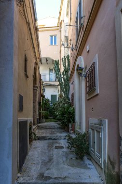 İtalya 'nın Gaeta kentindeki tarihi bir bölgenin eski evleri arasında bir sokak..